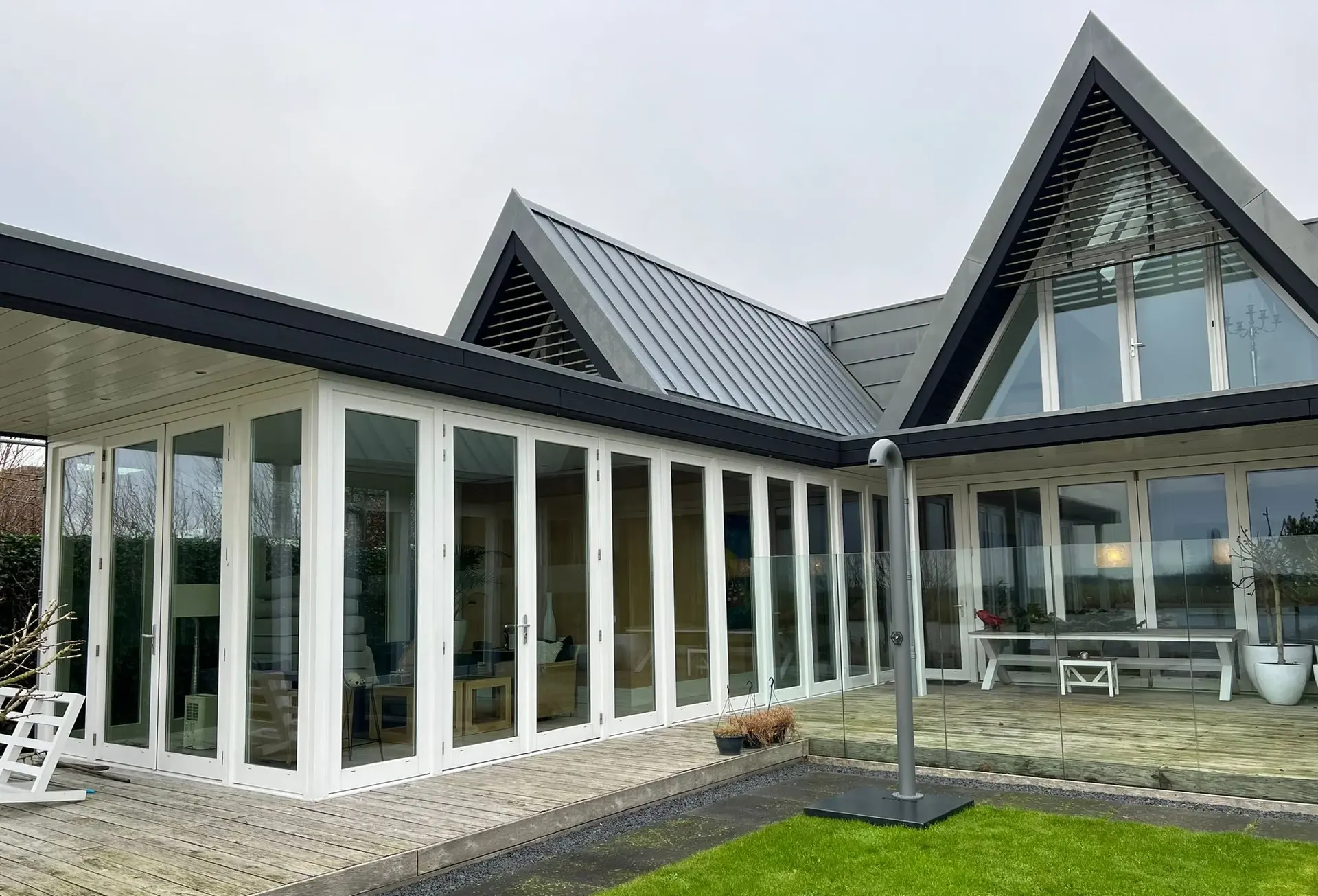 Friss buitendouche naast de woning